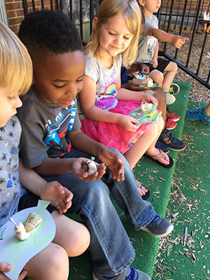 preschool students eating a snack